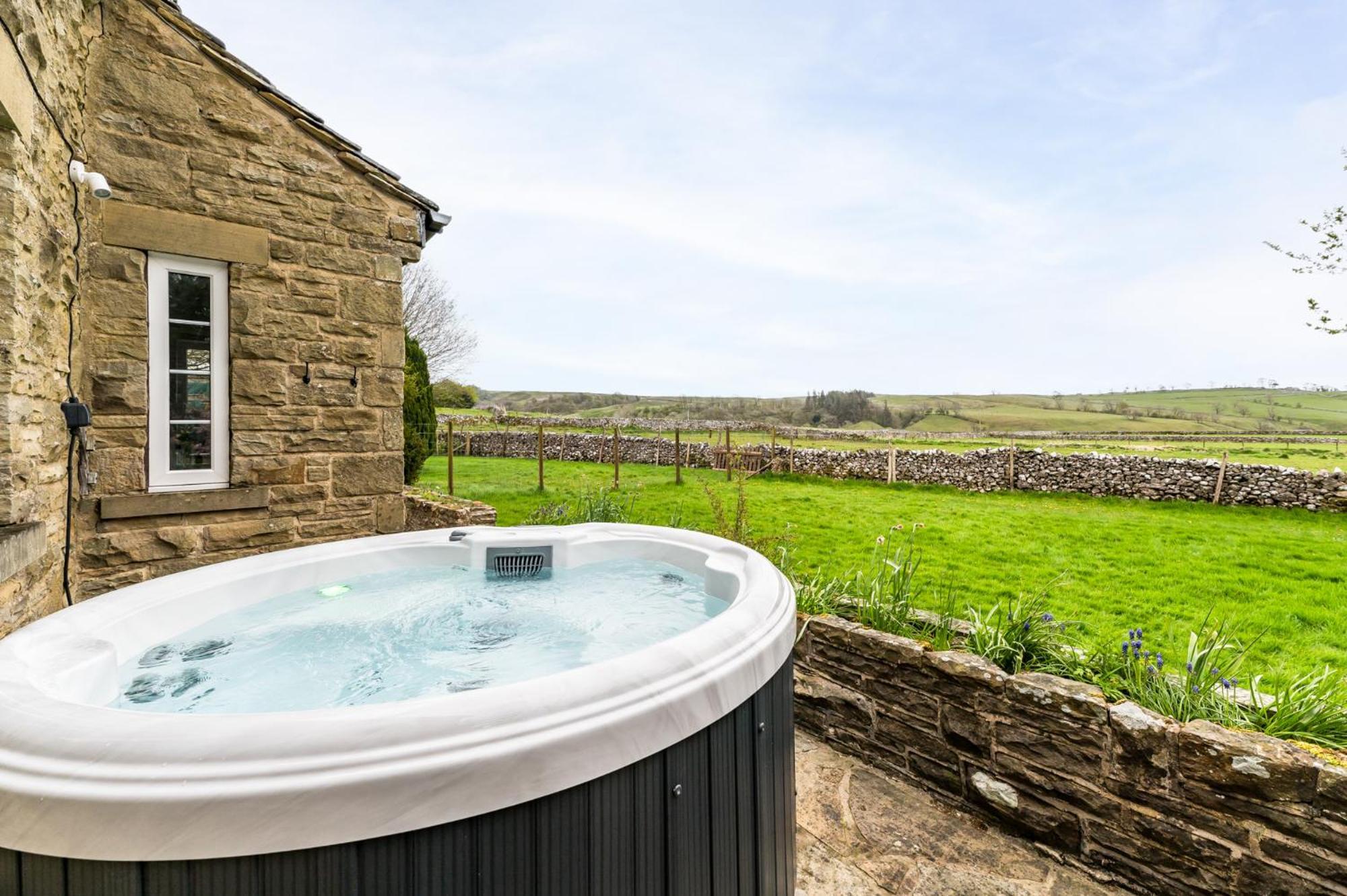 Central Malham Wellbeing Escape With Hot Tub Sleeps 8 Zewnętrze zdjęcie