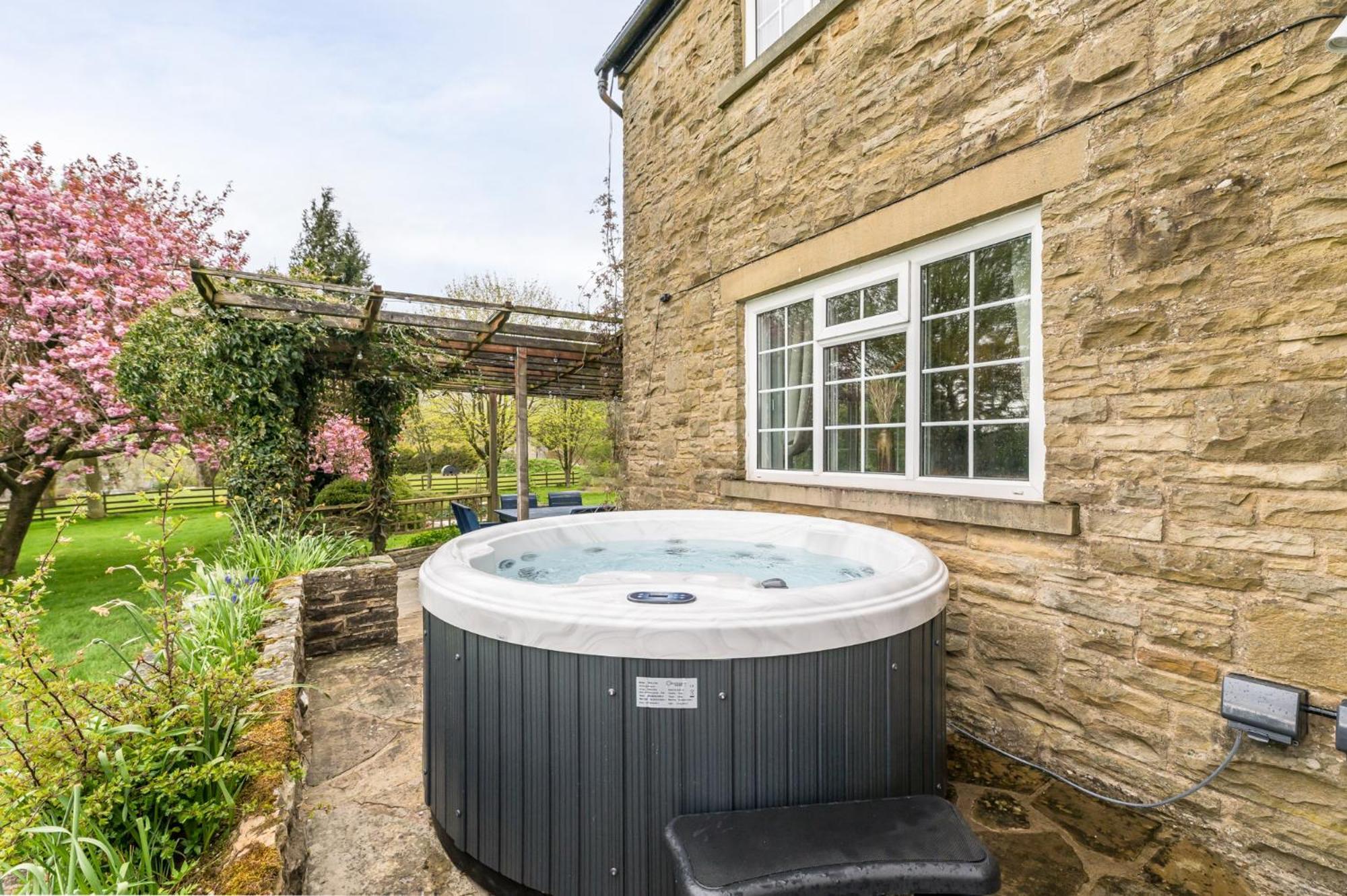 Central Malham Wellbeing Escape With Hot Tub Sleeps 8 Zewnętrze zdjęcie
