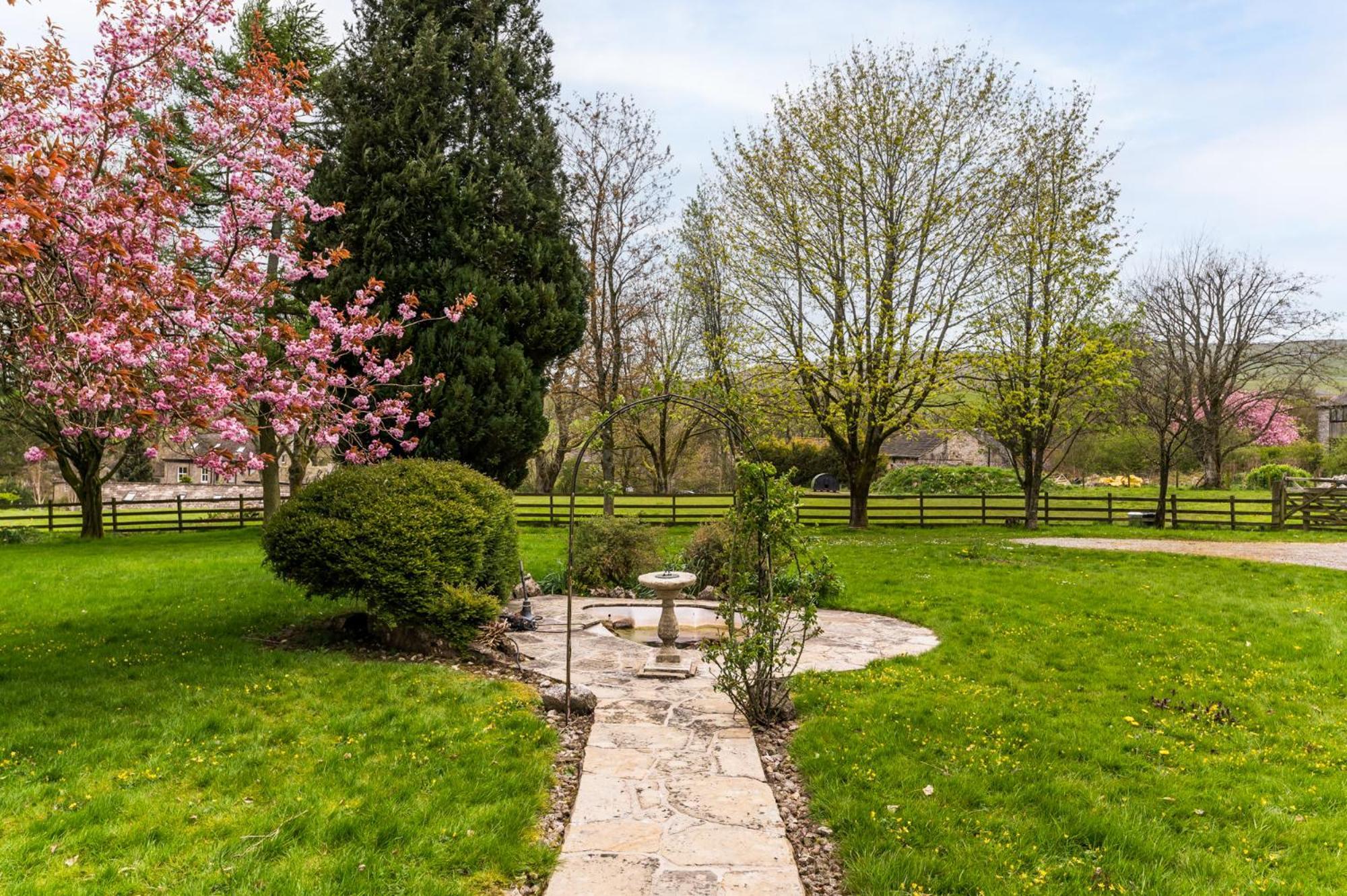 Central Malham Wellbeing Escape With Hot Tub Sleeps 8 Zewnętrze zdjęcie
